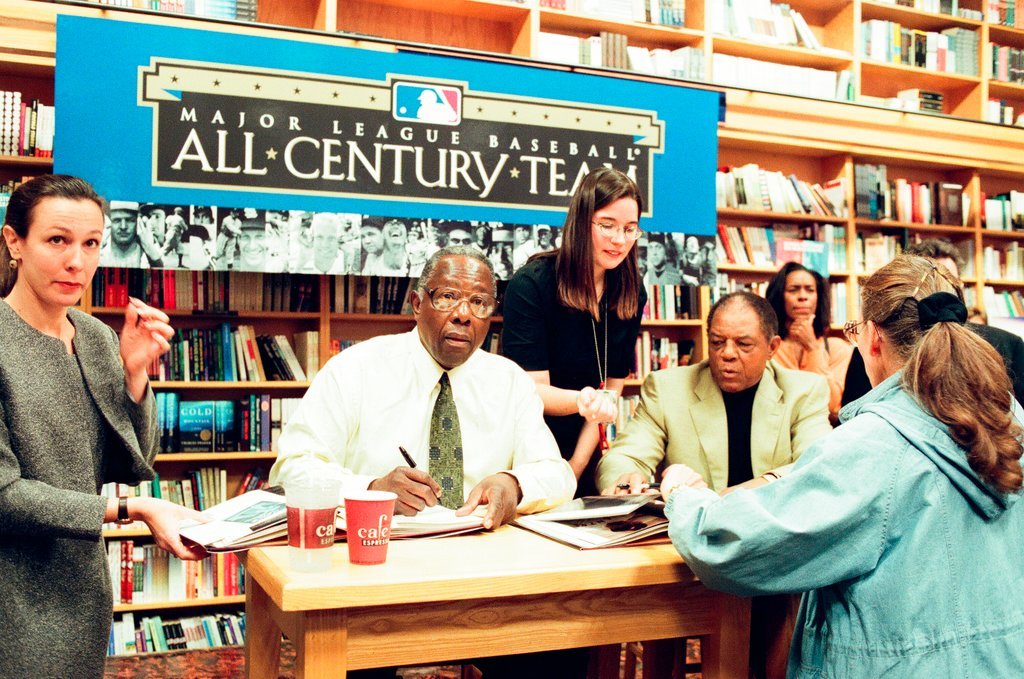 Hank Aaron and Willie Mays sign books - John H. White for Chicago Sun-Times
