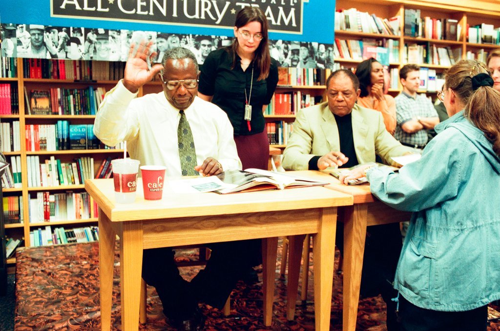 Hank Aaron and Willie Mays sign books - John H. White for Chicago Sun-Times