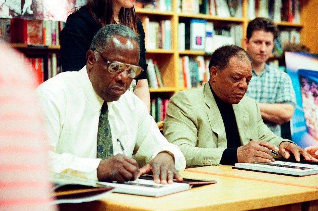 Hank Aaron and Willie Mays sign books - John H. White for Chicago Sun-Times