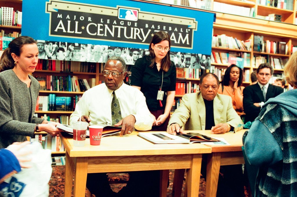 Hank Aaron and Willie Mays sign books - John H. White for Chicago Sun-Times