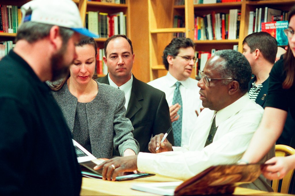 Hank Aaron and Willie Mays sign books - John H. White for Chicago Sun-Times