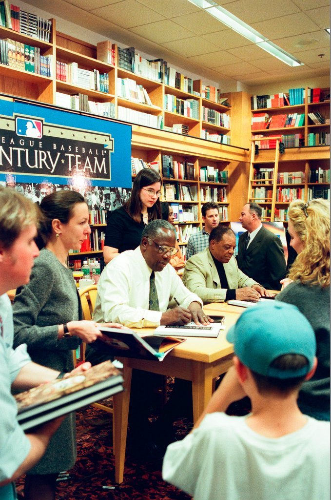 Hank Aaron and Willie Mays sign books - John H. White for Chicago Sun-Times