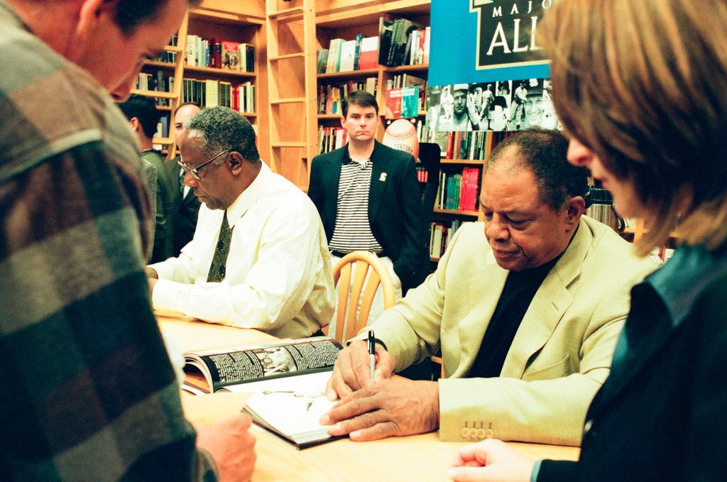 Hank Aaron and Willie Mays sign books - John H. White for Chicago Sun-Times
