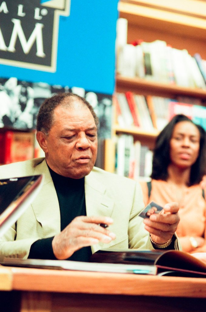 Hank Aaron and Willie Mays sign books - John H. White for Chicago Sun-Times