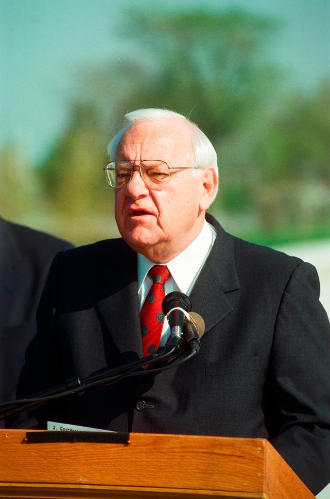 Governor George H. Ryan announces state contribution to the Chicago Shoreline Protection Project - Brian Jackson for Chicago Sun-Times