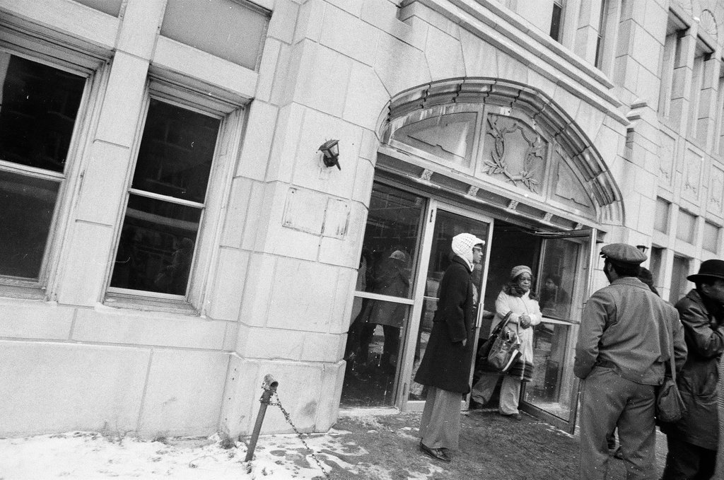 Apartment building in Woodlawn evacuated - Chicago Sun-Times