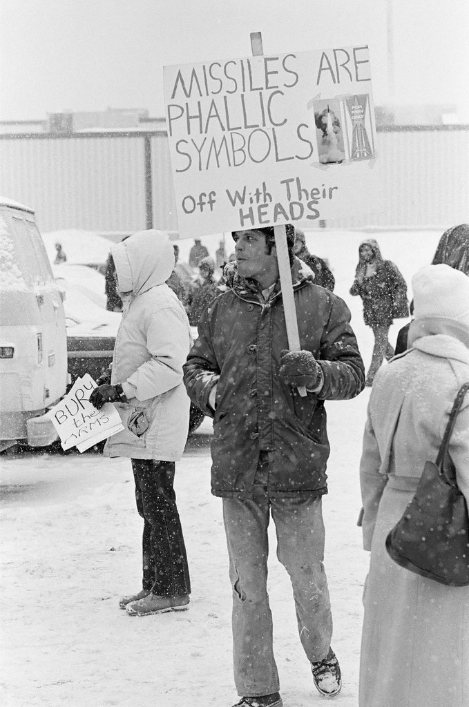 Peace rally outside 'arms bazaar' - Kevin Horan for Chicago Sun-Times