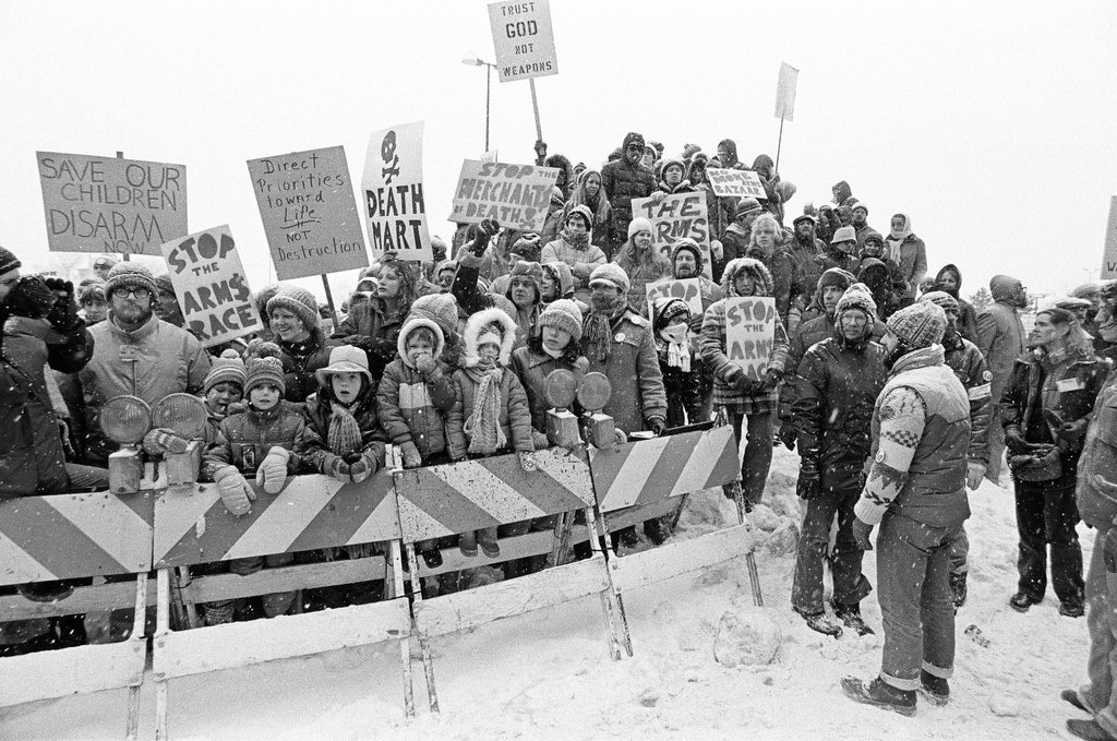Peace rally outside 'arms bazaar' - Kevin Horan for Chicago Sun-Times