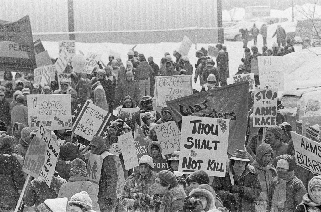 Peace rally outside 'arms bazaar' - Kevin Horan for Chicago Sun-Times