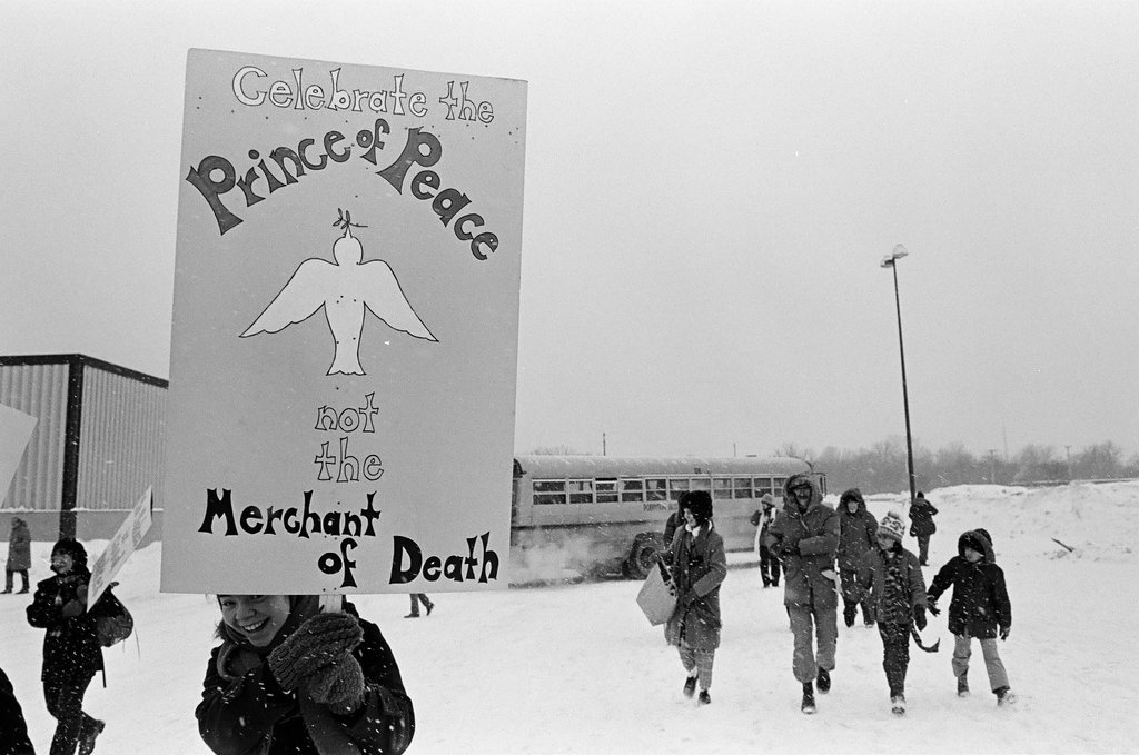 Peace rally outside 'arms bazaar' - Kevin Horan for Chicago Sun-Times