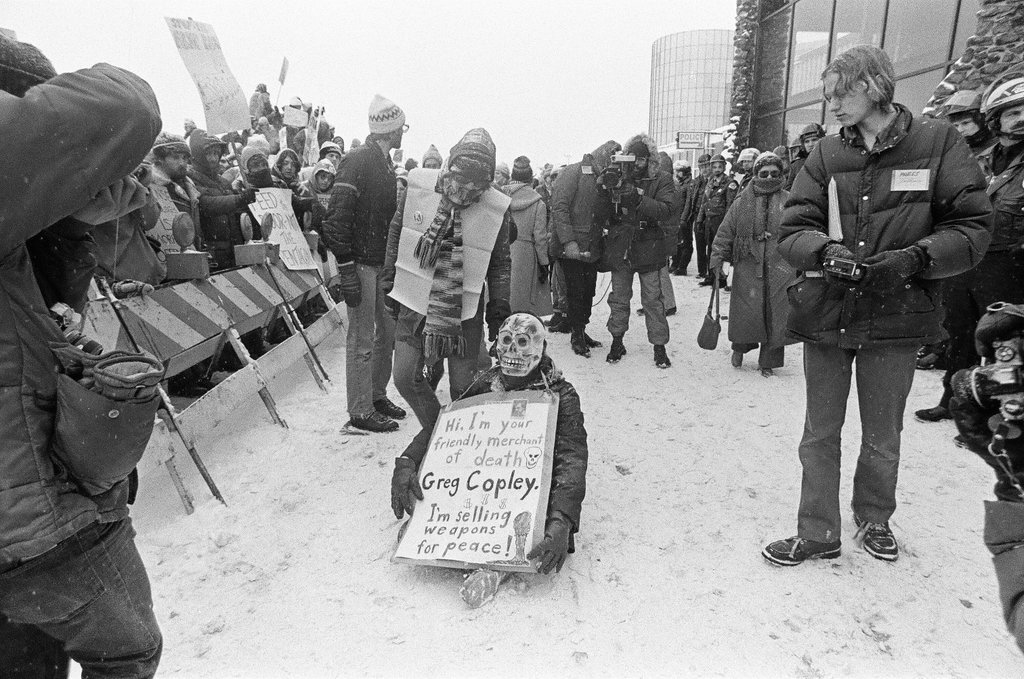 Peace rally outside 'arms bazaar' - Kevin Horan for Chicago Sun-Times