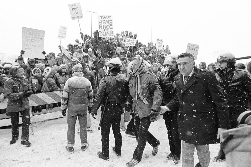 Peace rally outside 'arms bazaar' - Kevin Horan for Chicago Sun-Times