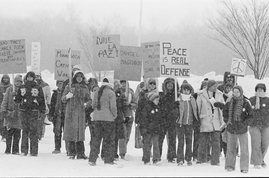 Peace rally outside 'arms bazaar' - Kevin Horan for Chicago Sun-Times