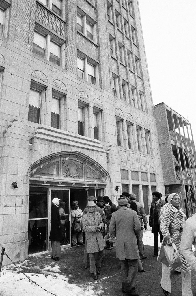 Apartment building in Woodlawn evacuated - Chicago Sun-Times