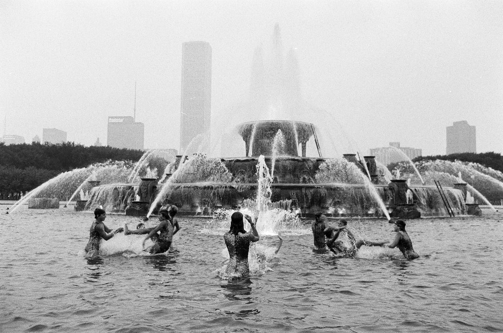 Buckingham Fountain 50th birthday - Chicago Sun-Times