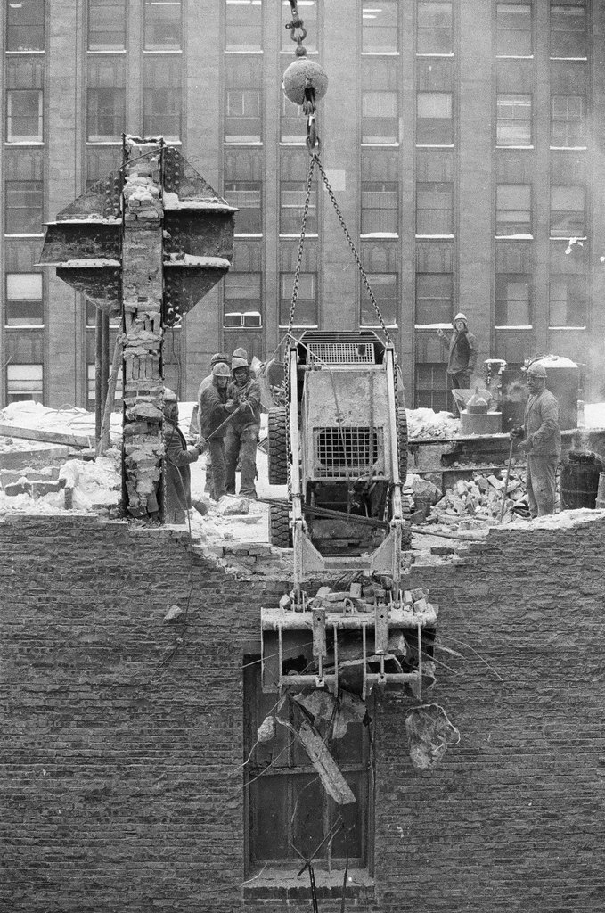 Demolition at 20 North Clark - Kevin Horan for Chicago Sun-Times