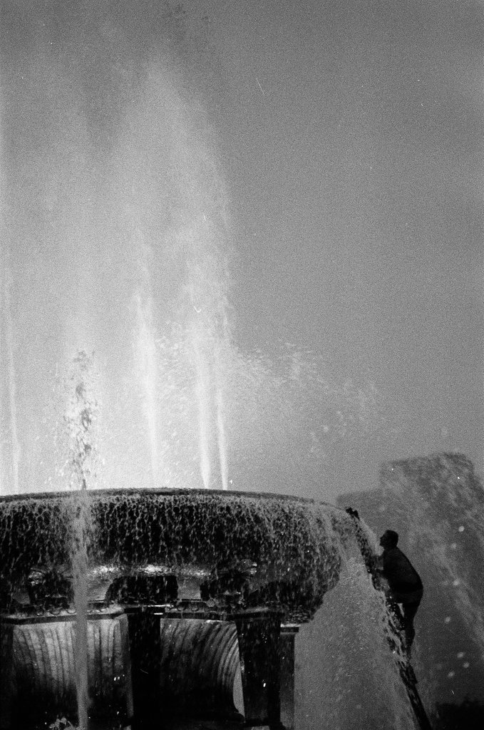 Buckingham Fountain 50th birthday - Chicago Sun-Times