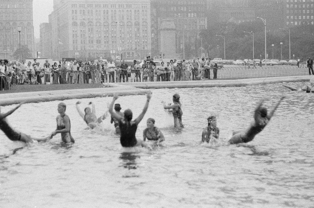 Buckingham Fountain 50th birthday - Chicago Sun-Times