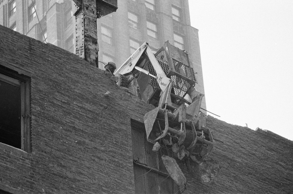 Demolition at 20 North Clark - Kevin Horan for Chicago Sun-Times