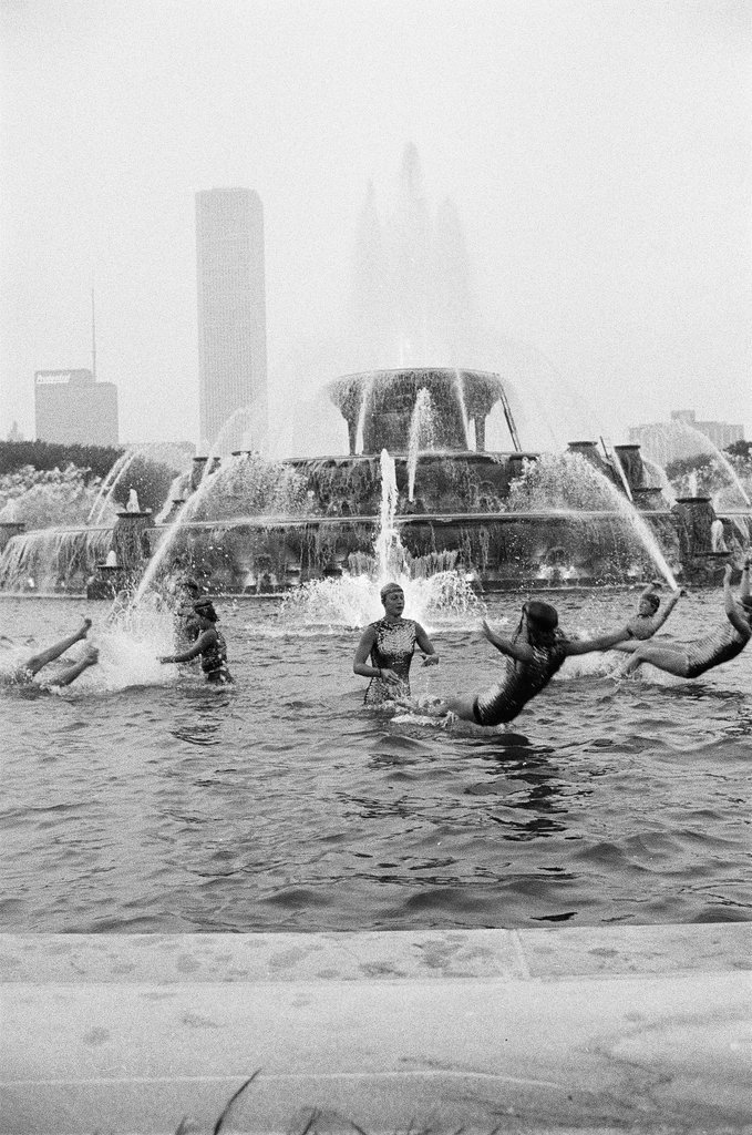 Buckingham Fountain 50th birthday - Chicago Sun-Times