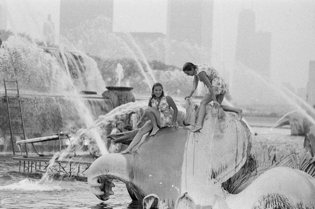Buckingham Fountain 50th birthday - Chicago Sun-Times