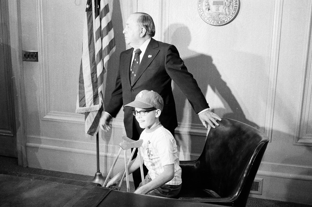 Mayor Daley presents Sox tickets to family - Gene Pesek for Chicago Sun-Times