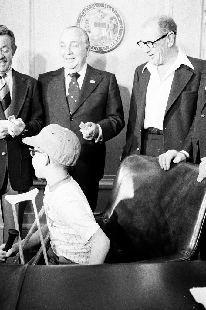 Mayor Daley presents Sox tickets to family - Gene Pesek for Chicago Sun-Times