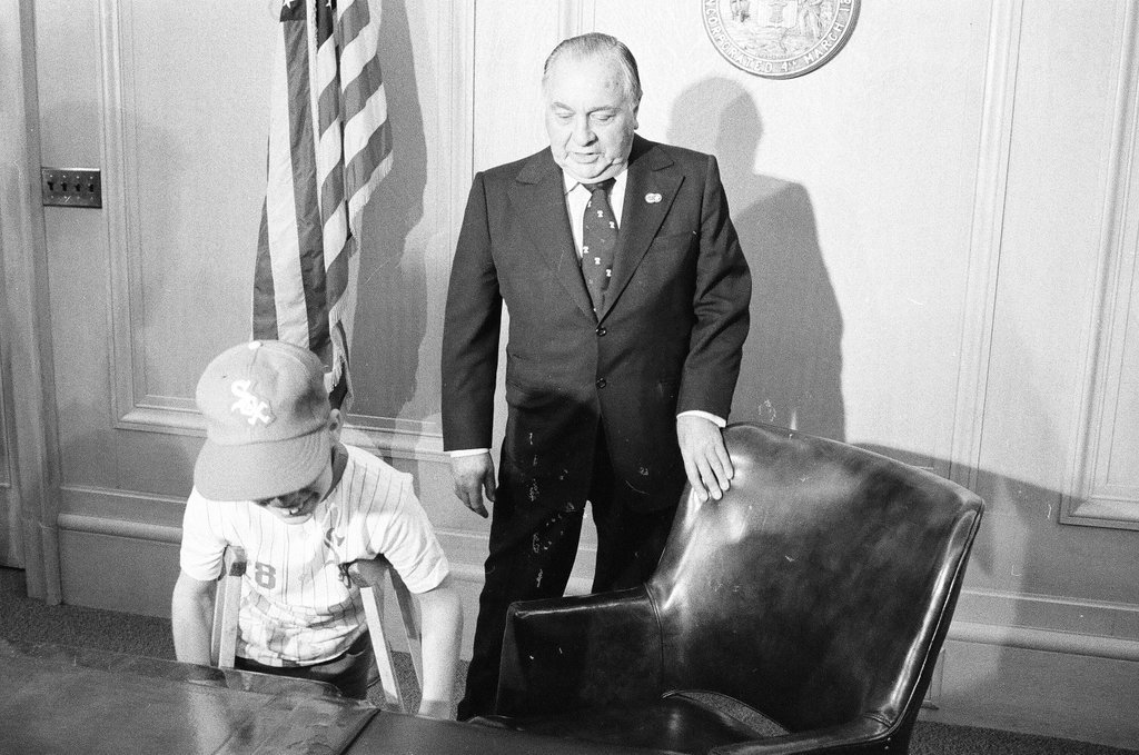 Mayor Daley presents Sox tickets to family - Gene Pesek for Chicago Sun-Times