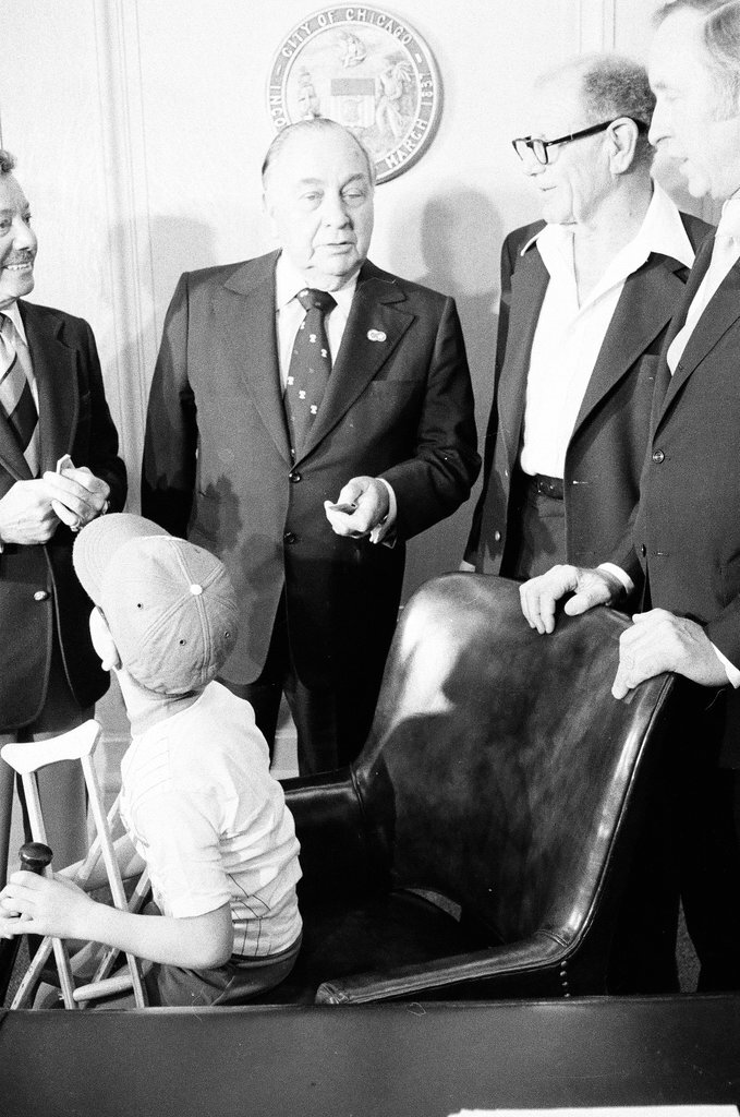 Mayor Daley presents Sox tickets to family - Gene Pesek for Chicago Sun-Times
