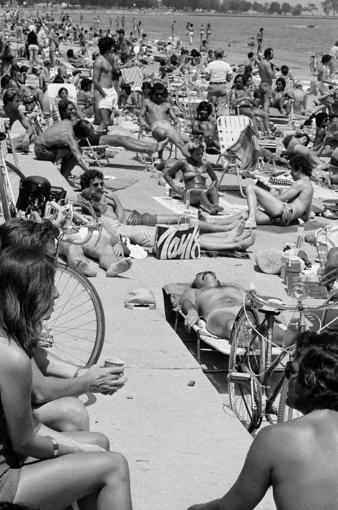 Oak Street Beach on sunny day - Chicago Sun-Times