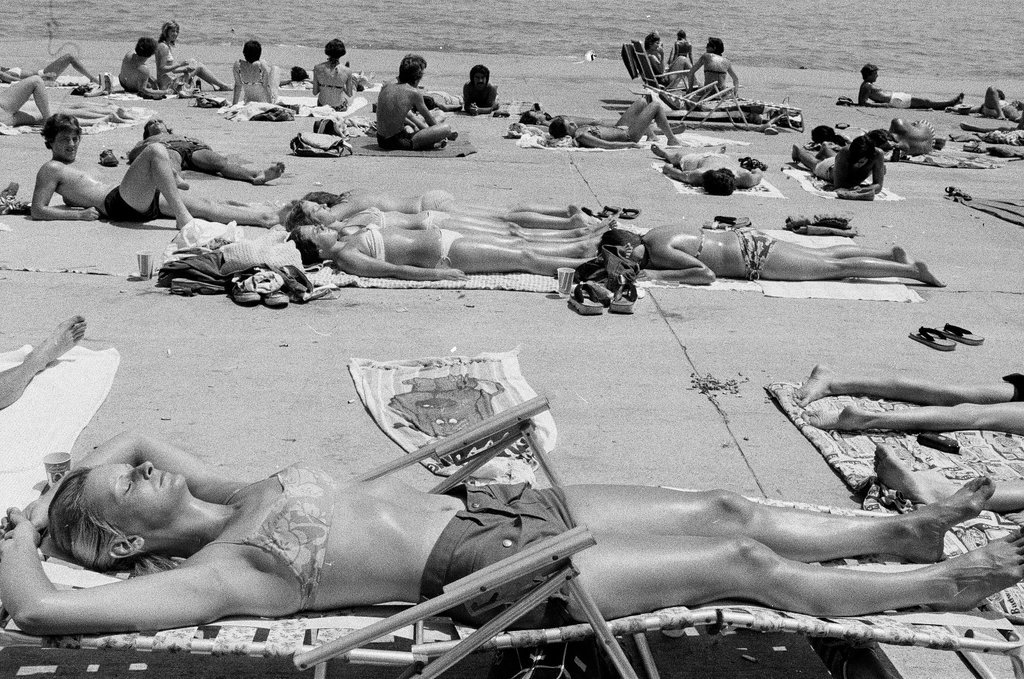 Oak Street Beach on sunny day - Chicago Sun-Times