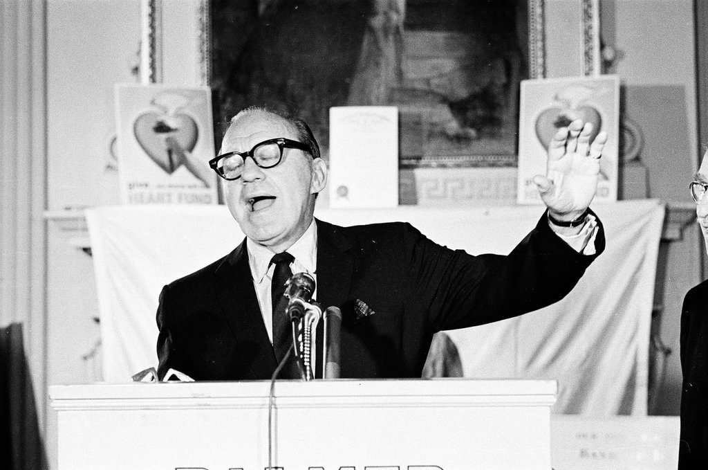 Jack Benny receives Couer d'Or award - Jack Dykinga for Chicago Sun-Times