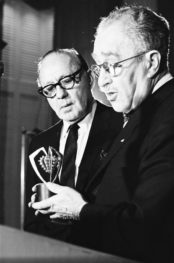 Jack Benny receives Couer d'Or award - Jack Dykinga for Chicago Sun-Times
