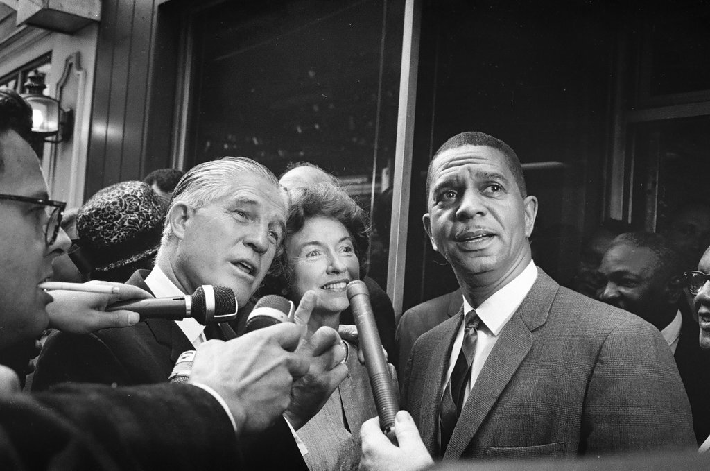 George Romney and wife tour Woodlawn - Ralph Arvidson for Chicago Sun-Times
