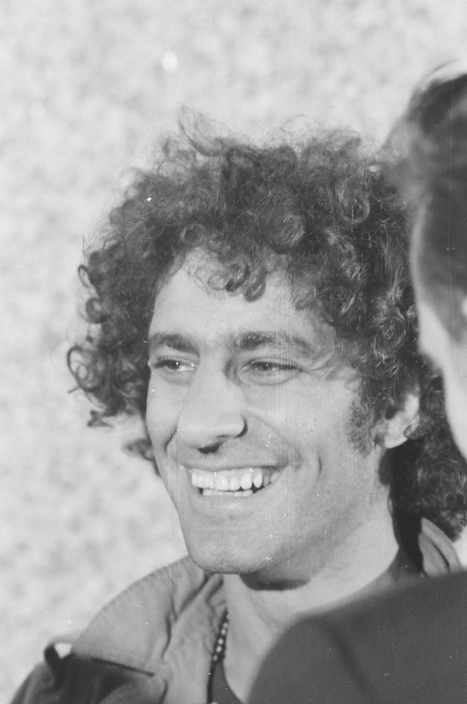 Abbie Hoffman leaving Federal Building - Gene Pesek for Chicago Sun-Times