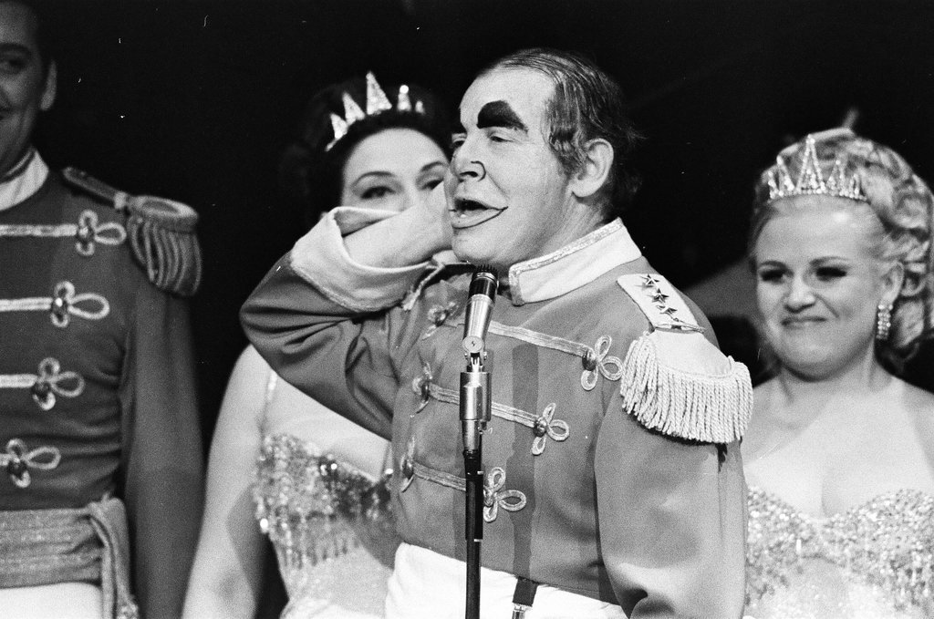Milton Berle performs at the Palmer House - Don Bierman for Chicago Sun-Times