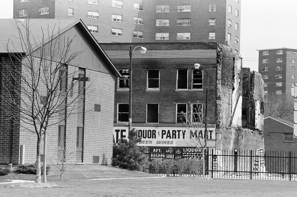 Circle Park Apartments - Don Bierman for Chicago Sun-Times