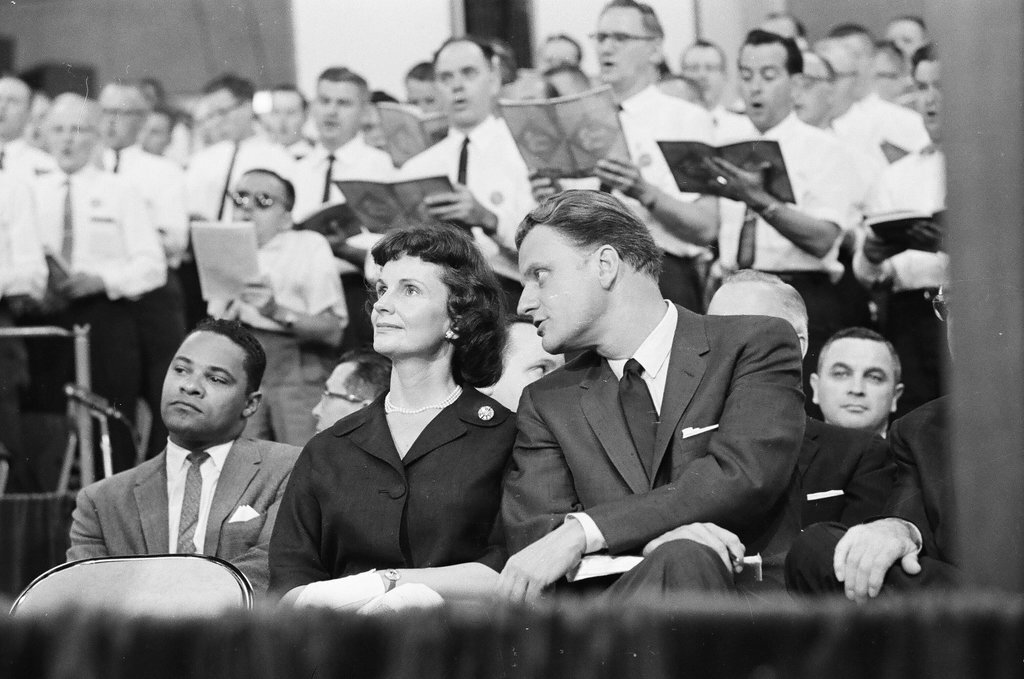 Billy Graham and wife lead crowd in song - Bob Rubel for Chicago Sun-Times