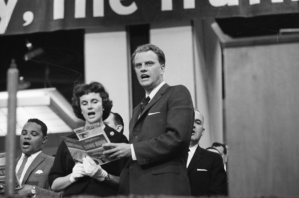 Billy Graham and wife lead crowd in song - Bob Rubel for Chicago Sun-Times