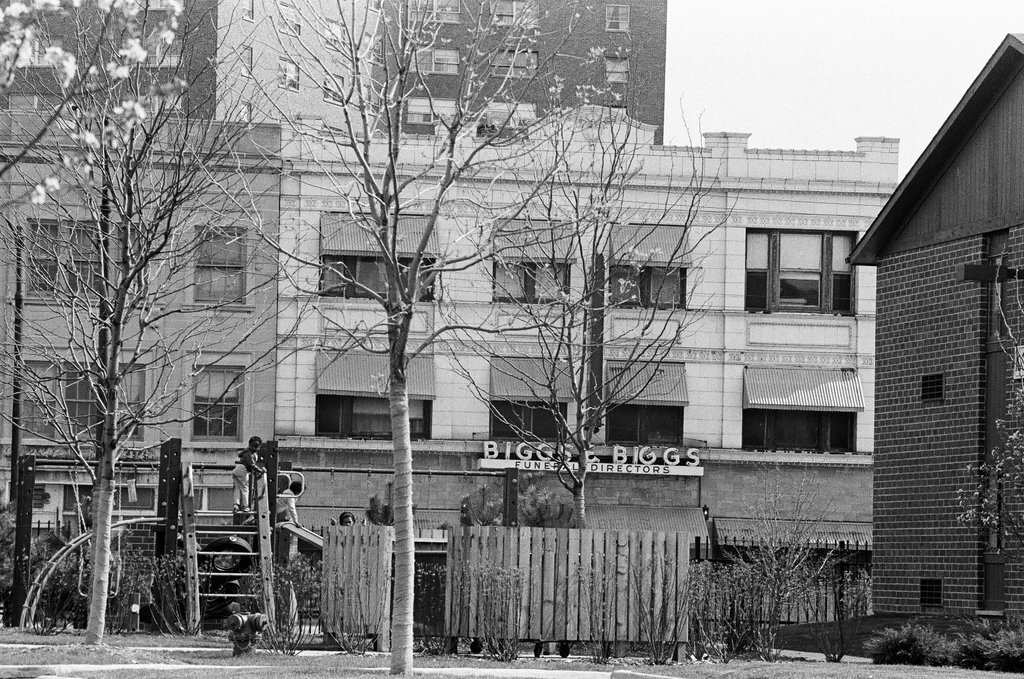 Circle Park Apartments - Don Bierman for Chicago Sun-Times