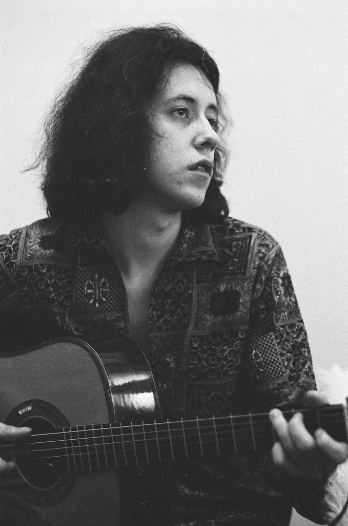 Arlo Guthrie plays guitar - John Jaqua for Chicago Sun-Times