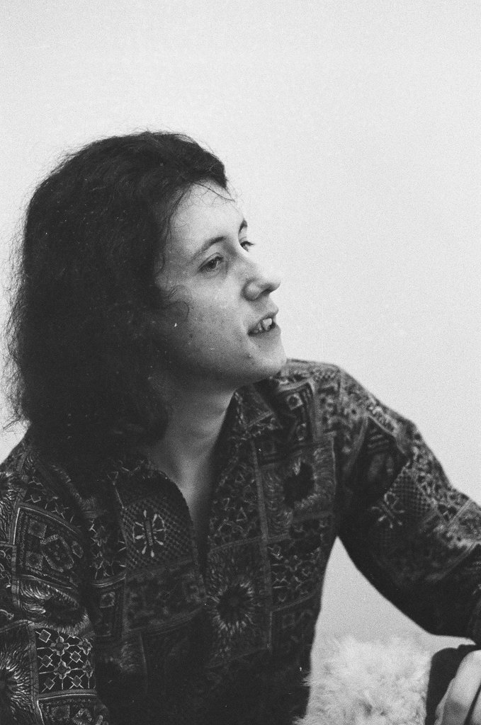 Arlo Guthrie plays guitar - John Jaqua for Chicago Sun-Times