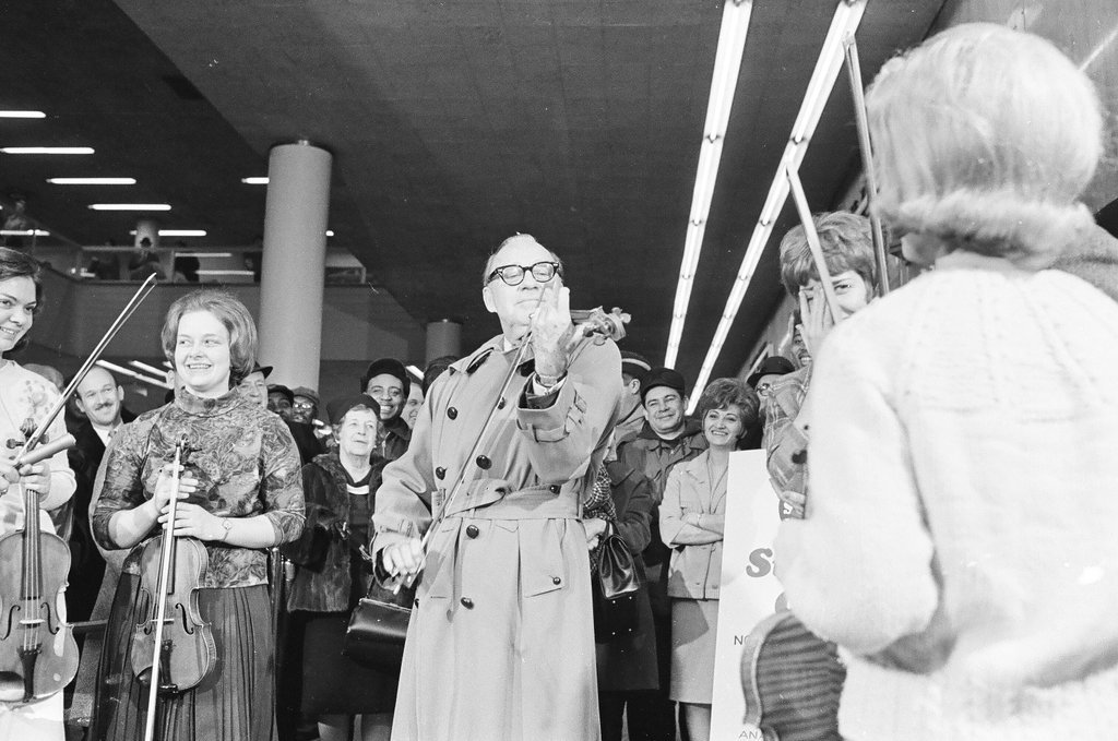 Jack Benny plays the violin with music students - Duane Hall for Chicago Sun-Times