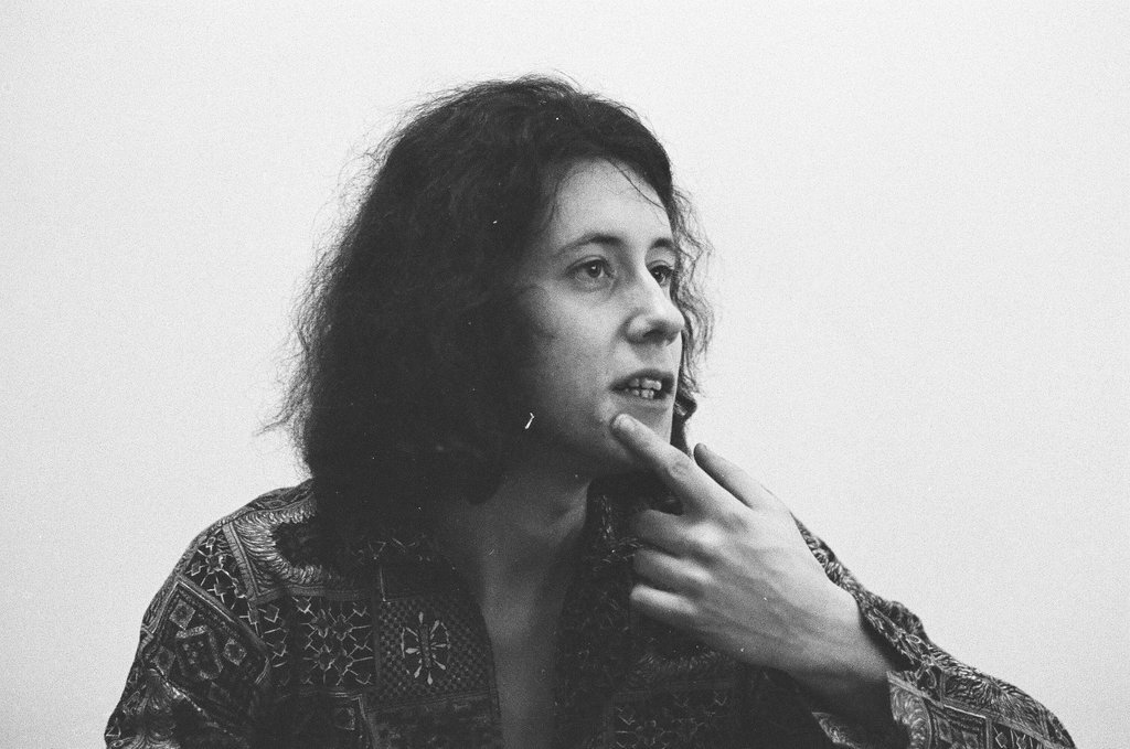 Arlo Guthrie plays guitar - John Jaqua for Chicago Sun-Times