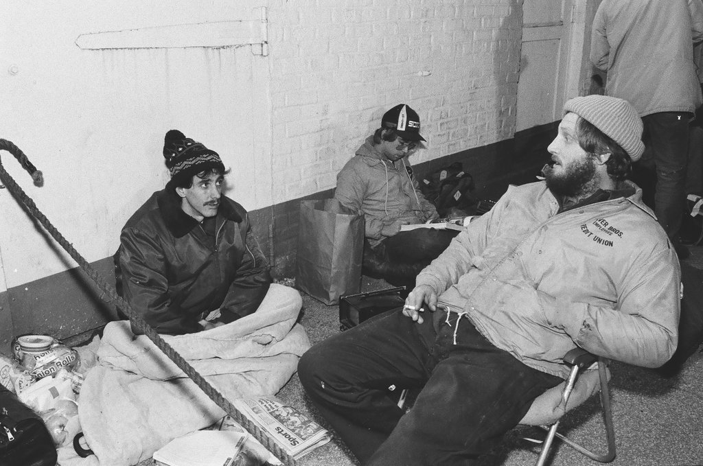 Fans camp outside Comiskey Park for playoffs tickets - Chicago Sun-Times