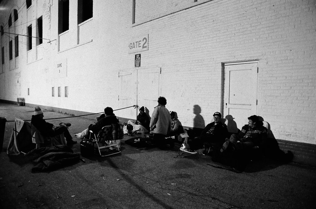 Fans camp outside Comiskey Park for playoffs tickets - Chicago Sun-Times