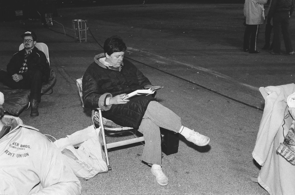 Fans camp outside Comiskey Park for playoffs tickets - Chicago Sun-Times