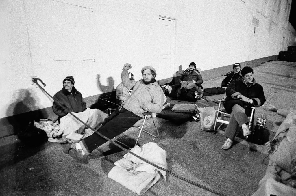 Fans camp outside Comiskey Park for playoffs tickets - Chicago Sun-Times
