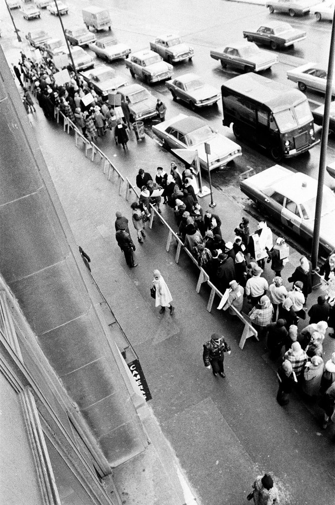 Anti-busing picketers outside Board of Education - Chicago Sun-Times