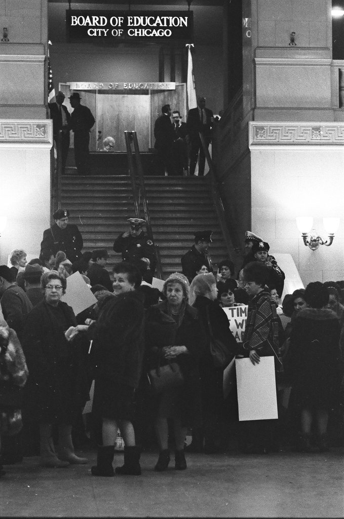 Busing protesters at the Board of Education - Chicago Sun-Times